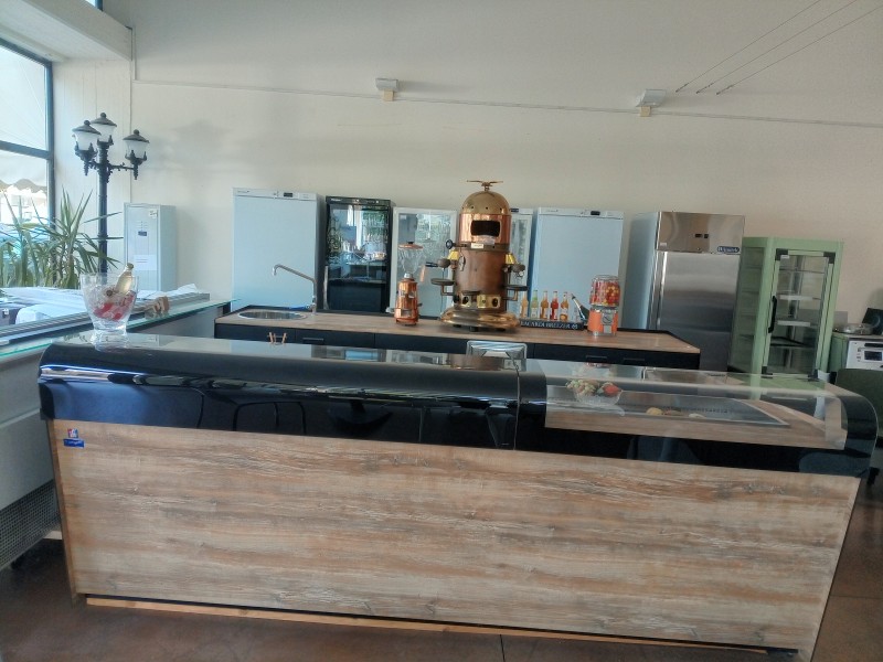 BANCO BAR START UP L 3000 WOOD CON RETROBANCO L 3000 BANCALINA IN VETRO CURVATO E TEMPERATO E PEDANA ANTISCIVOLO